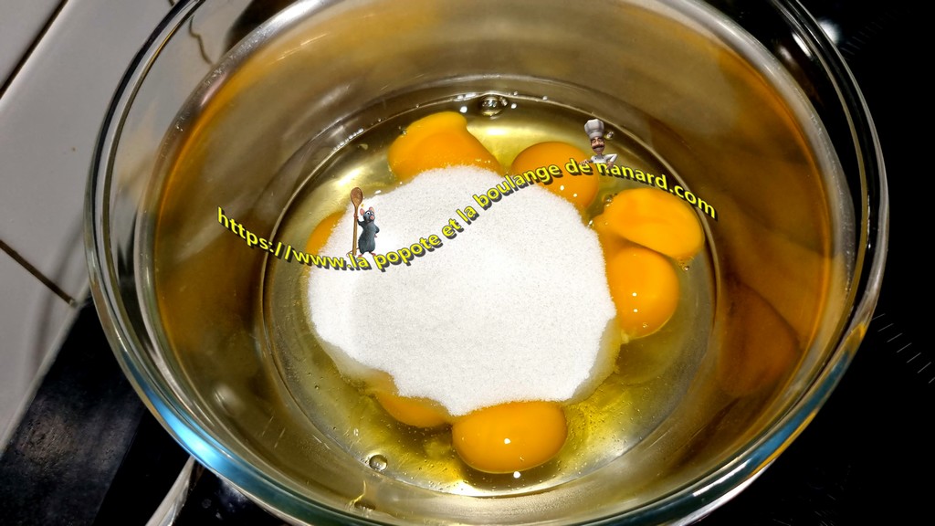 Mettre les œufs entiers avec les cinq jaunes et les 160 gr d sucre dans un saladier au bain-marie