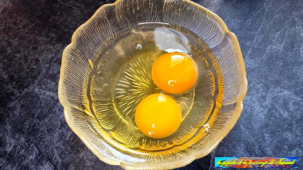 Mettre les œufs entiers et le blanc dans un ravier