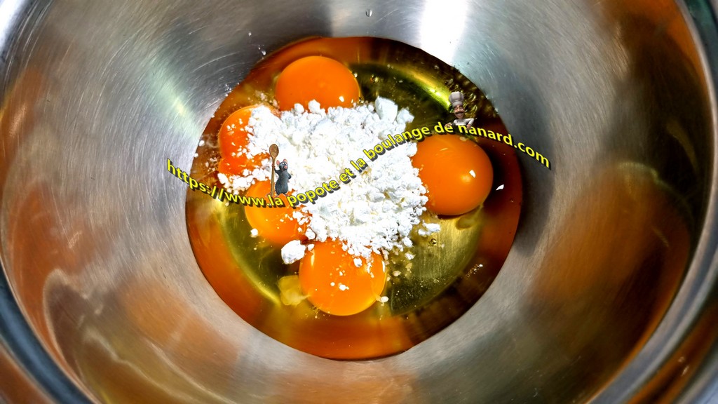Mettre les œufs entiers et les jaunes avec la maïzena dans un cul de poule