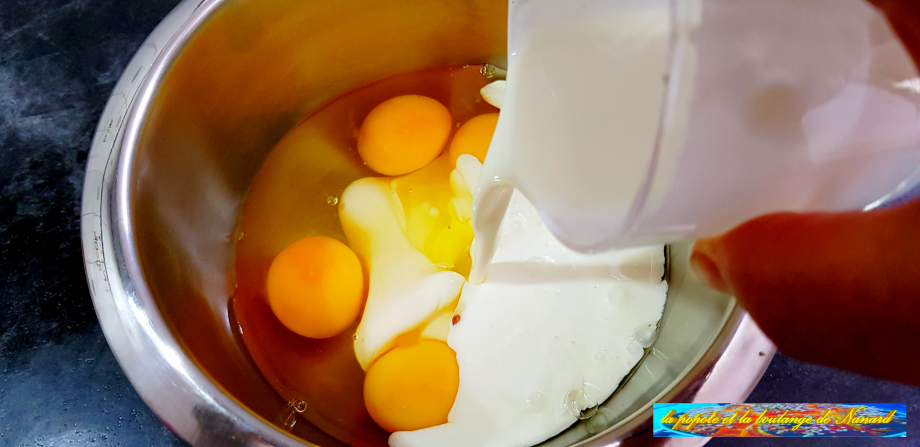 Mettre les œufs et la crème dans un cul de poule