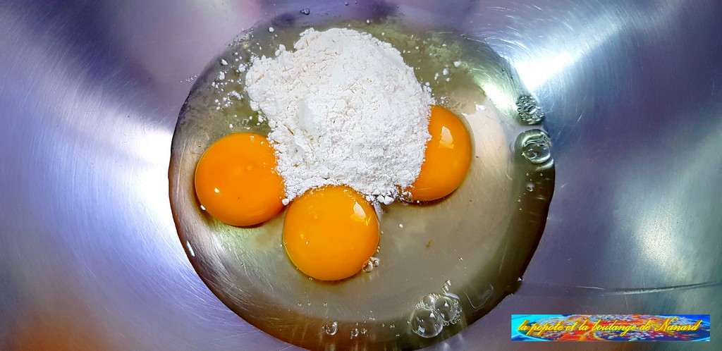 Mettre les œufs et la farine dans un grand cul de poule