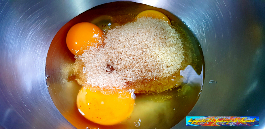 Mettre les œufs et le sucre dans un cul de poule