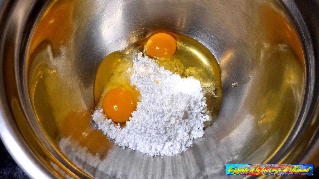 Mettre les œufs et le sucre glace dans un cul de poule