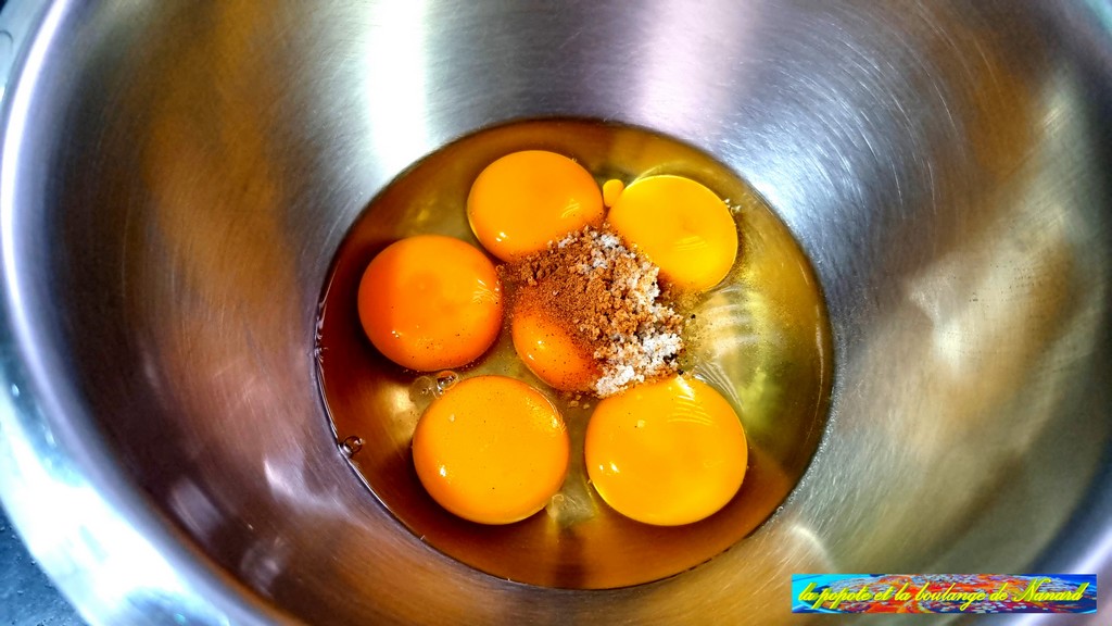 Mettre les œufs et les assaisonnements dans un cul de poule