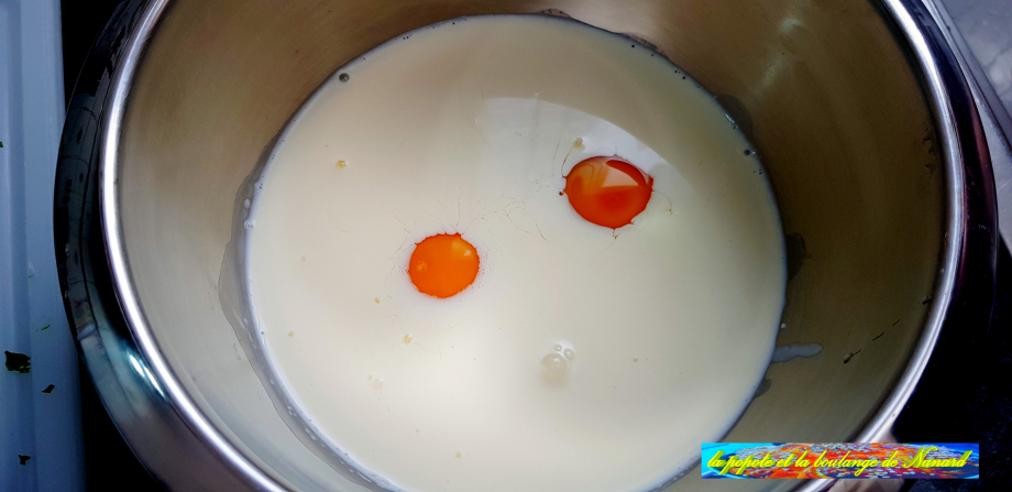 Mettre les œufs, la crème et le lait dans un cul de poule