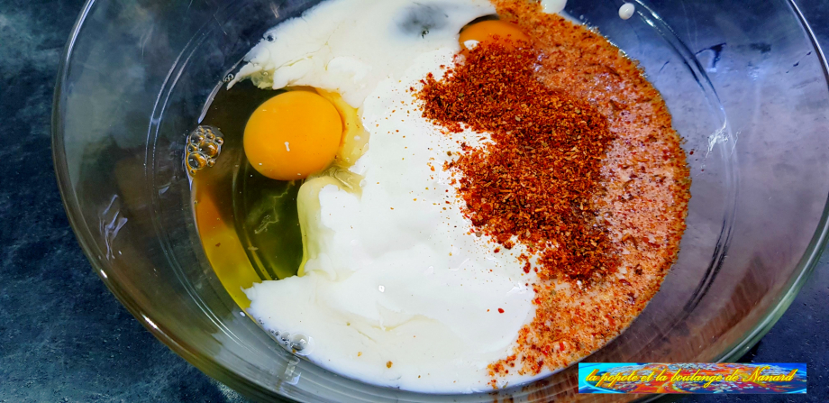 Mettre les œufs, la crème, le lait et les  épices basquaise dans un saladier