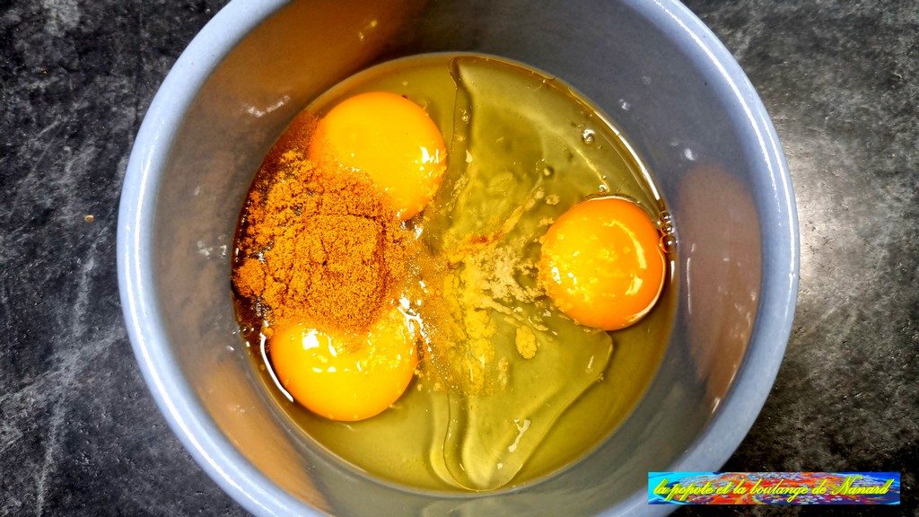 Mettre les œufs, la poudre de cumin et le sel fin dans un ravier