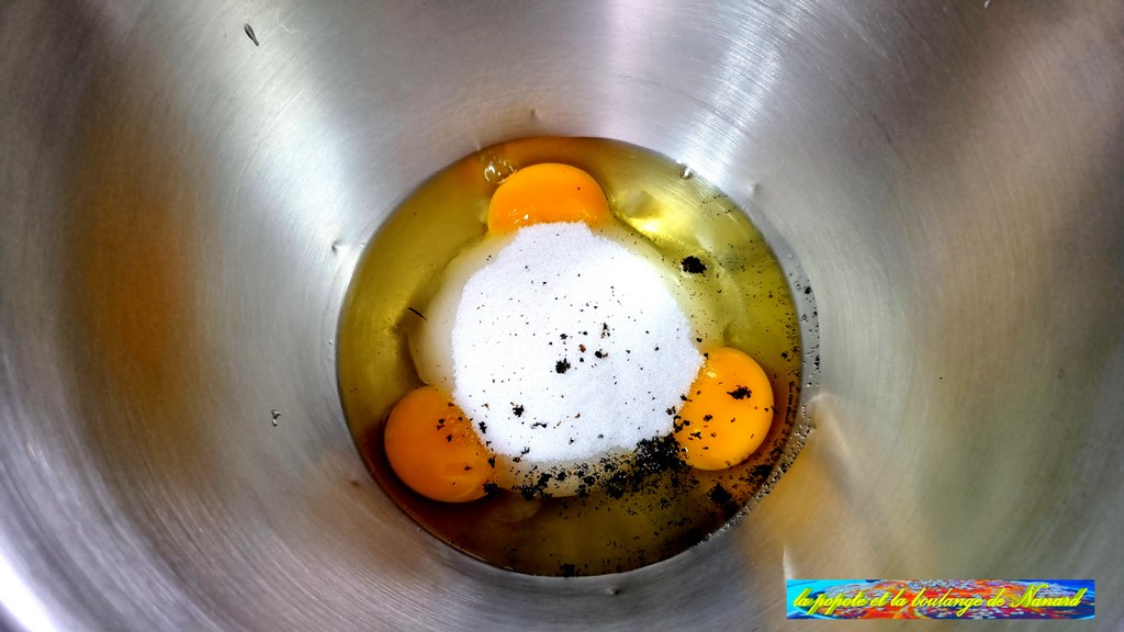 Mettre les œufs, le sucre et la vanille dans un cul de poule
