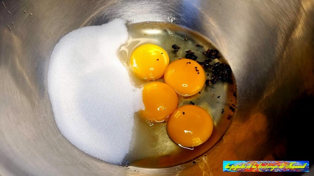 Mettre les œufs, le sucre et les grains de vanille dans un cul de poule