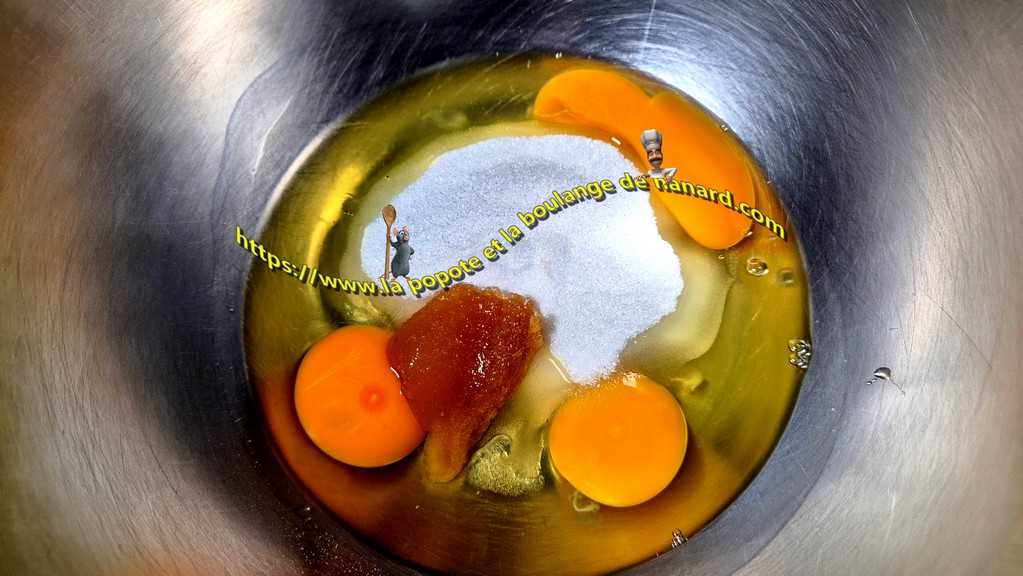 Mettre les œufs, le sucre, le sel et le miel dans un cul de poule