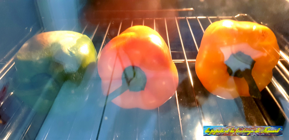 Mettre les poivrons au four à 200°C pendant 20 minutes