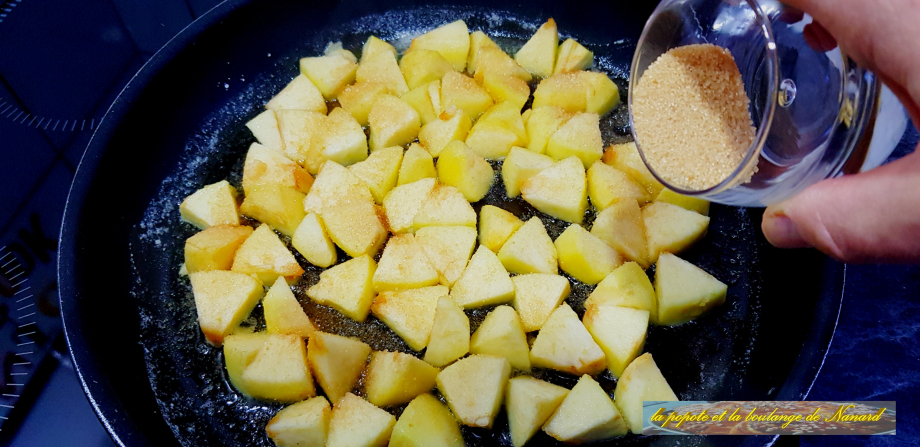 Mettre les pommes dans le beurre chaud puis saupoudrer des 30 gr de sucre cassonade