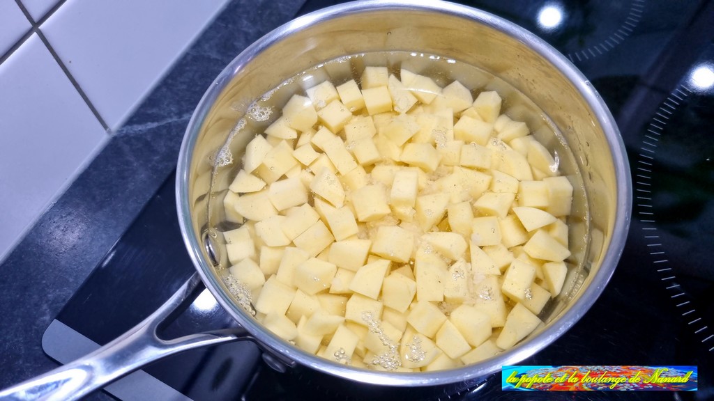 Mettre les pommes de terre avec de l\\\'eau et du gros sel dans une casserole