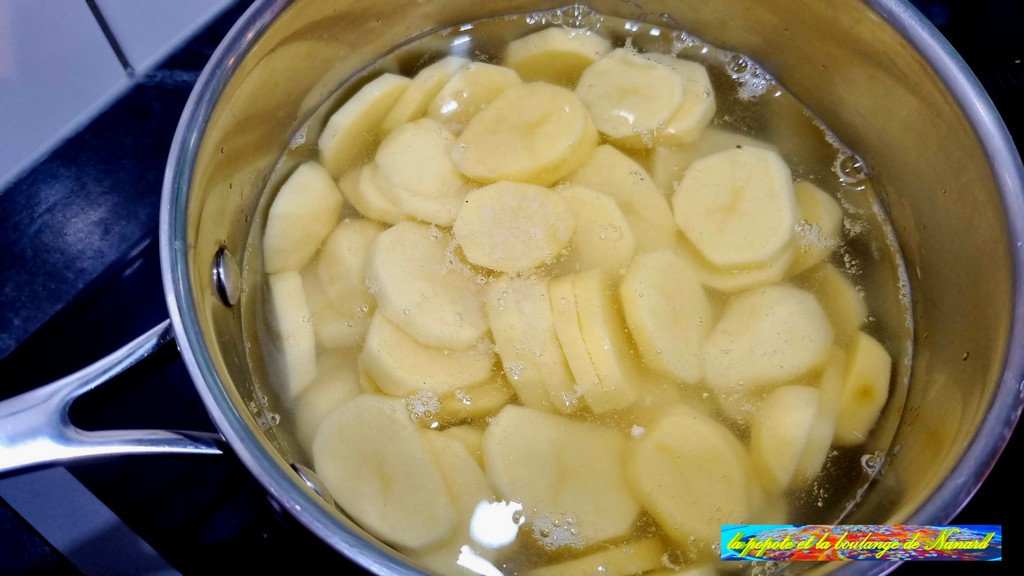 Mettre les pommes de terre dans une casserole avec de l\\\'eau et un peu de gros sel