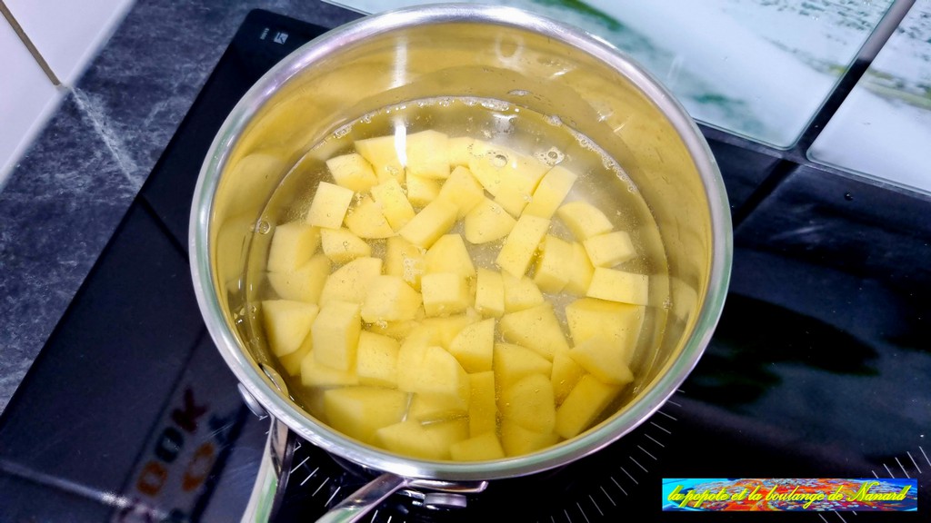 Mettre les pommes de terre dans une casserole d\\\'eau légèrement salée