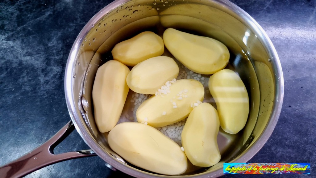 Mettre les pommes de terre dans une casserole d\\\'eau salée