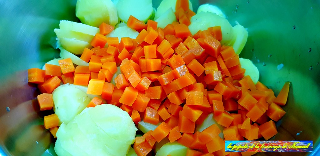 Mettre les pommes de terre et les dés de carotte dans un grand cul de poule