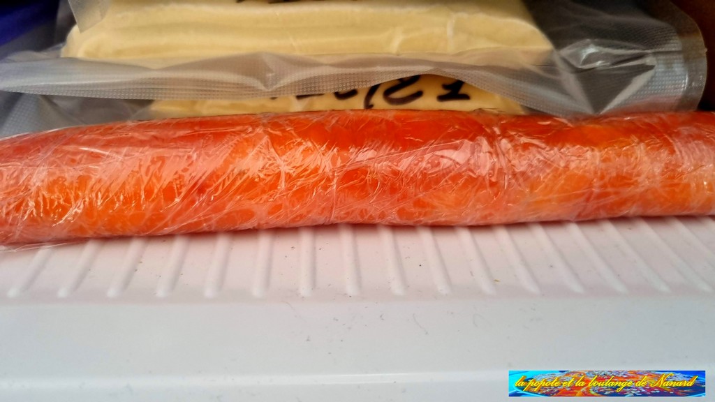 Mettre les rouleaux de saumon au congélateur 30 minutes