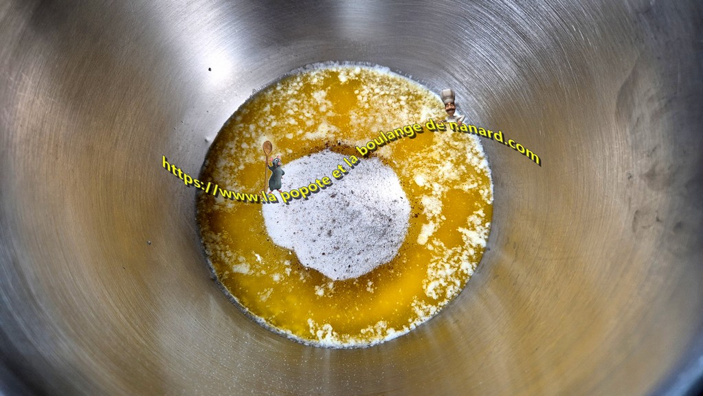 Mettre les sucres avec le beurre fondu dans la cuve du robot
