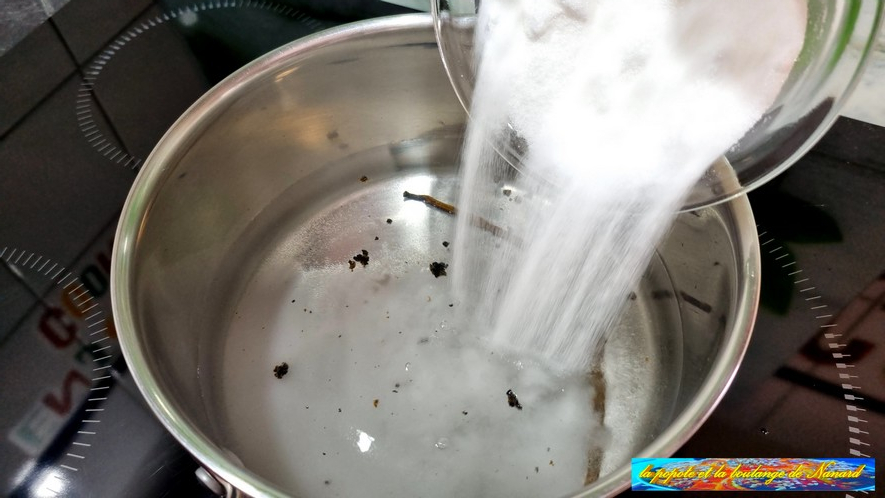 Mettre un litre d\\\'eau, la vanille et le sucre poudre dans une casserole
