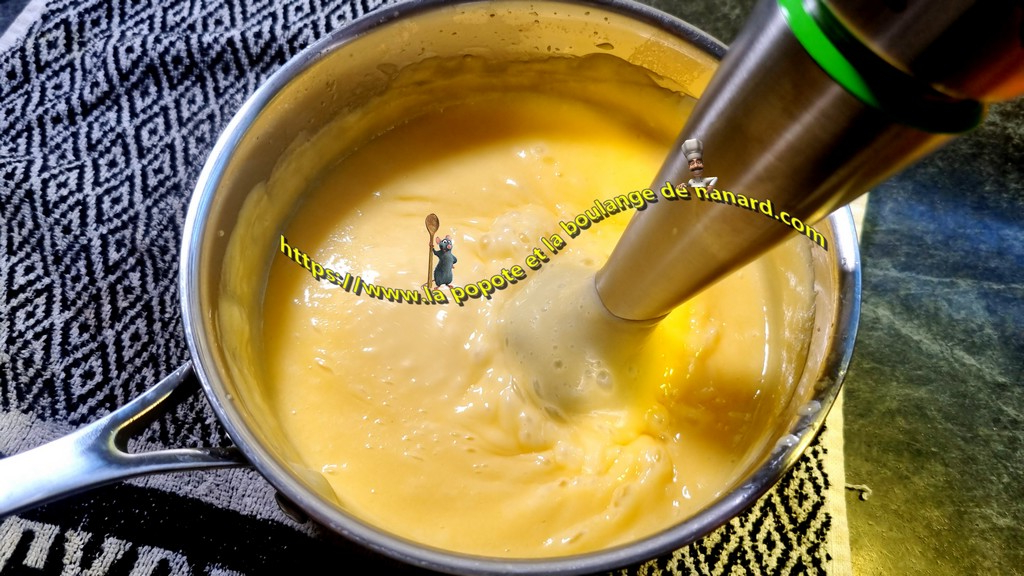 Mixer la crème 1 minute au mixeur plongeant