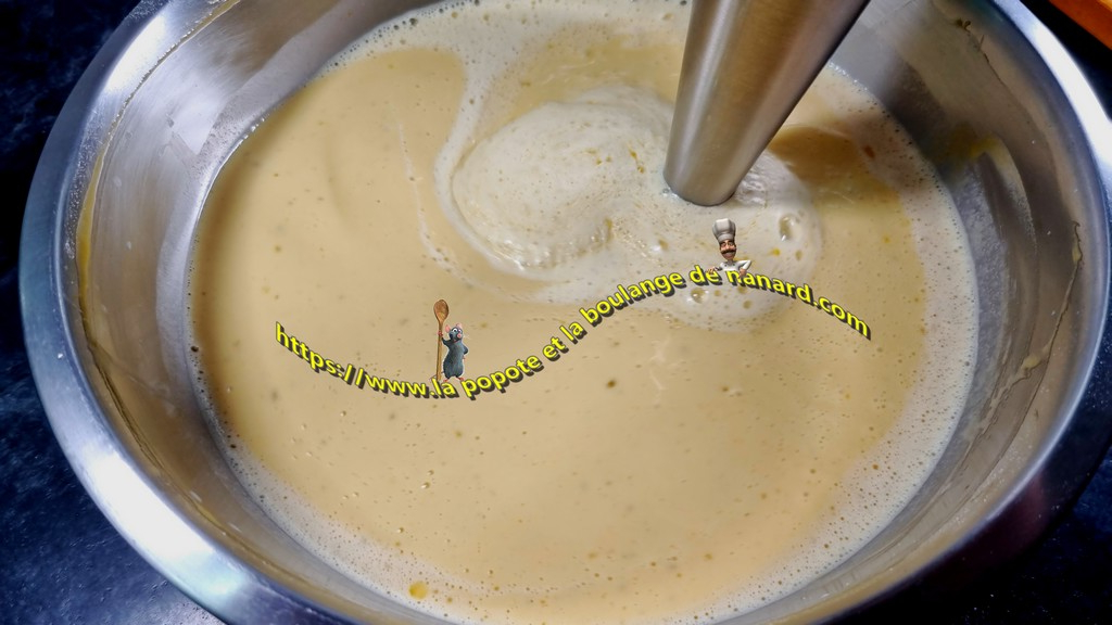 Mixer la pâte au mixeur plongeant pendant 2 minutes pour bien incorporer le beurre