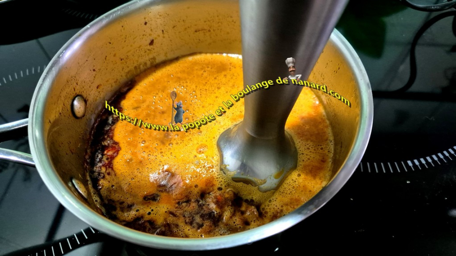 Mixer la sauce au mixer plongeant puis maintenir au chaud à feu doux jusqu\\\'au moment de servir