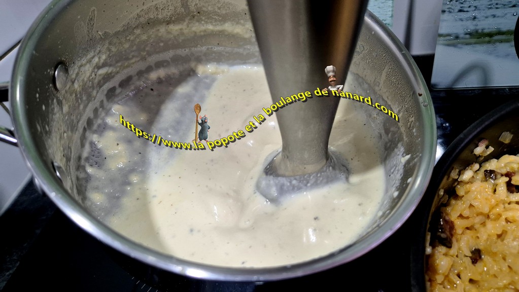 Mixer la sauce au mixeur plongeant pendant 1 minute pour une belle consistance
