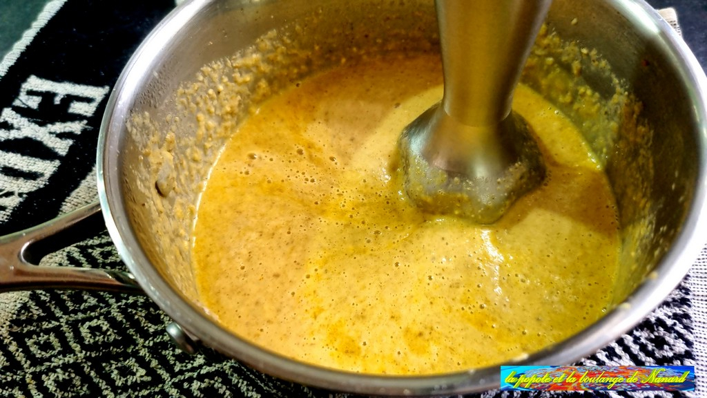 Mixer la sauce au mixeur plongeant puis servir aussitôt