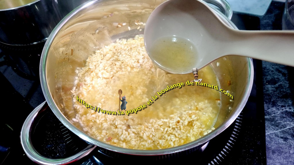 Mouiller avec le fond blanc jusqu\\\'à niveau du riz