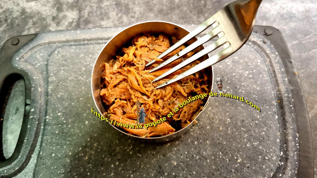 Mouler la viande dans un cercle de 9 cm en la tassant bien