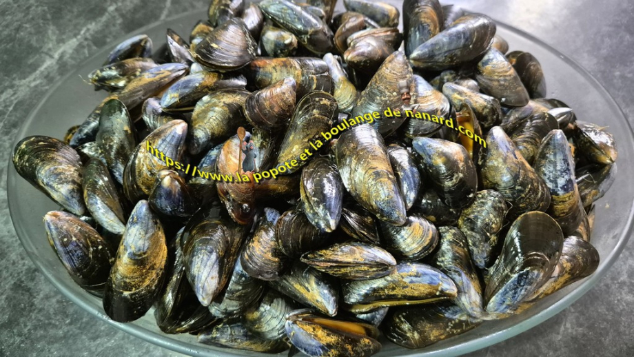 Nettoyer les moules comme expliqué dans la recette en lien