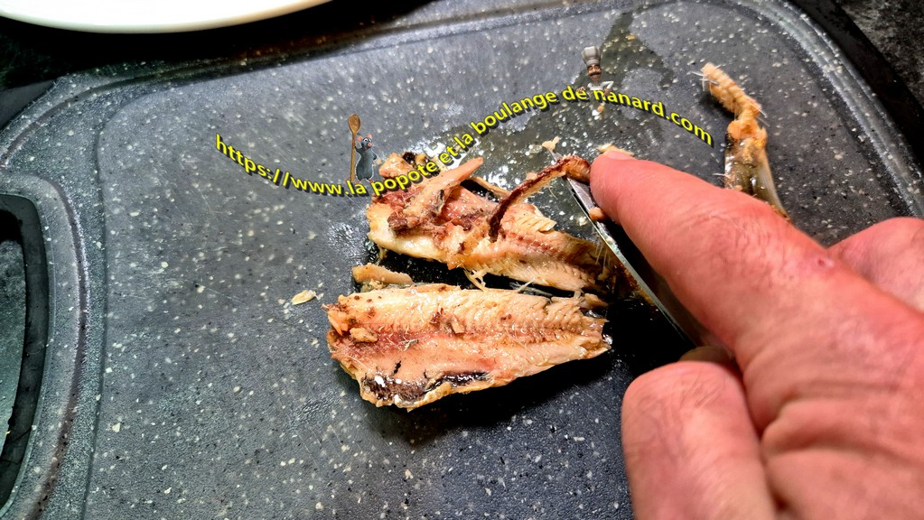 Ouvrir délicatement les sardines en deux puis retirer l\\\'arête centrale
