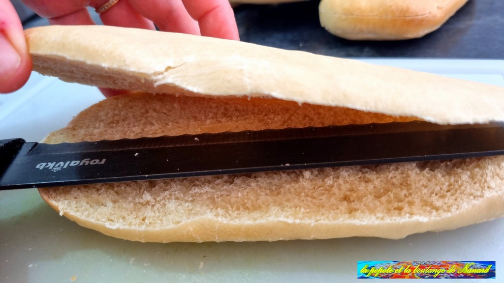 Ouvrir le pain à panini