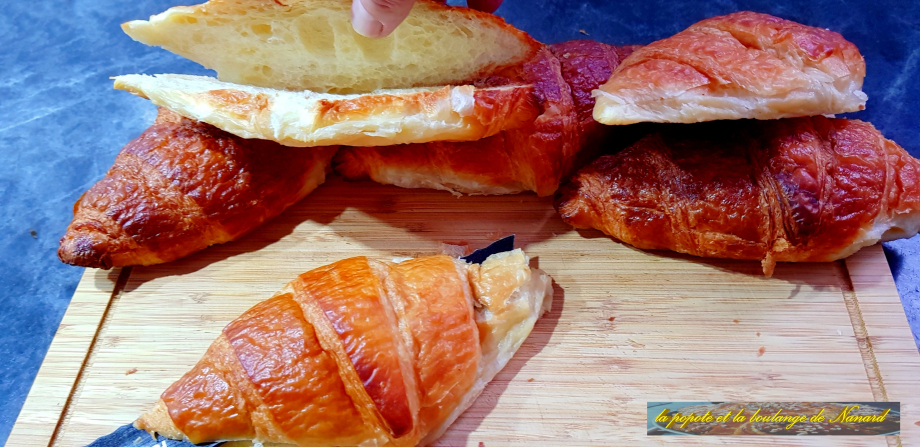 Ouvrir les croissants avec un couteau à pain