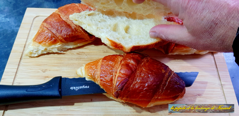 Ouvrir les croissants avec un couteau à pain