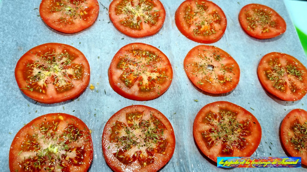 Parsemer les rondelles de tomates de quelques herbes de Provence