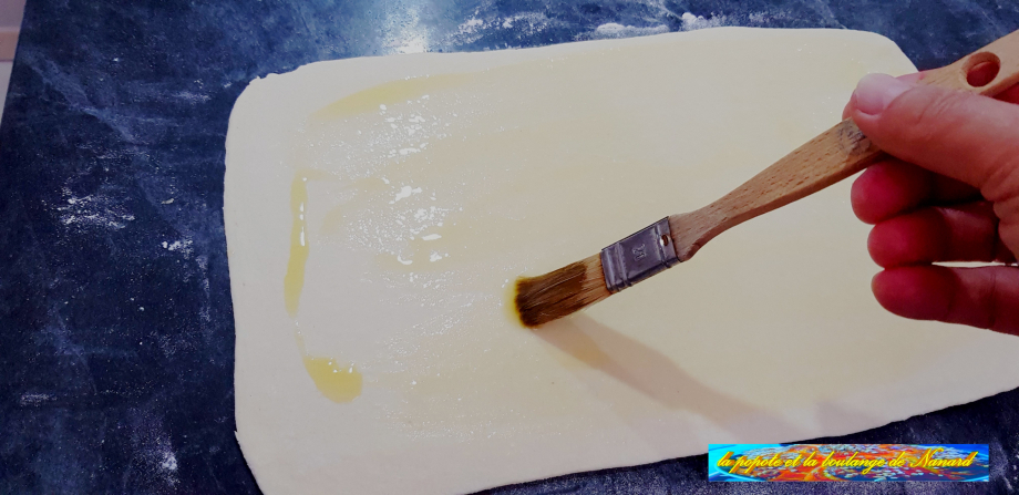 Passer de l\\\'huile d\\\'olive à l\\\'aide d\\\'un pinceau sur toute la surface de la pâte