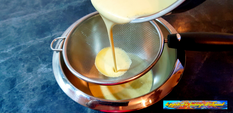Passer la crème au chinois étamine puis laisser refroidir 36 à 38°C environ