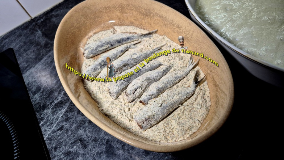 Passer les sardines dans la farine