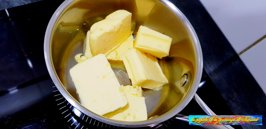 Peser la même quantité de beurre puis le mettre à fondre