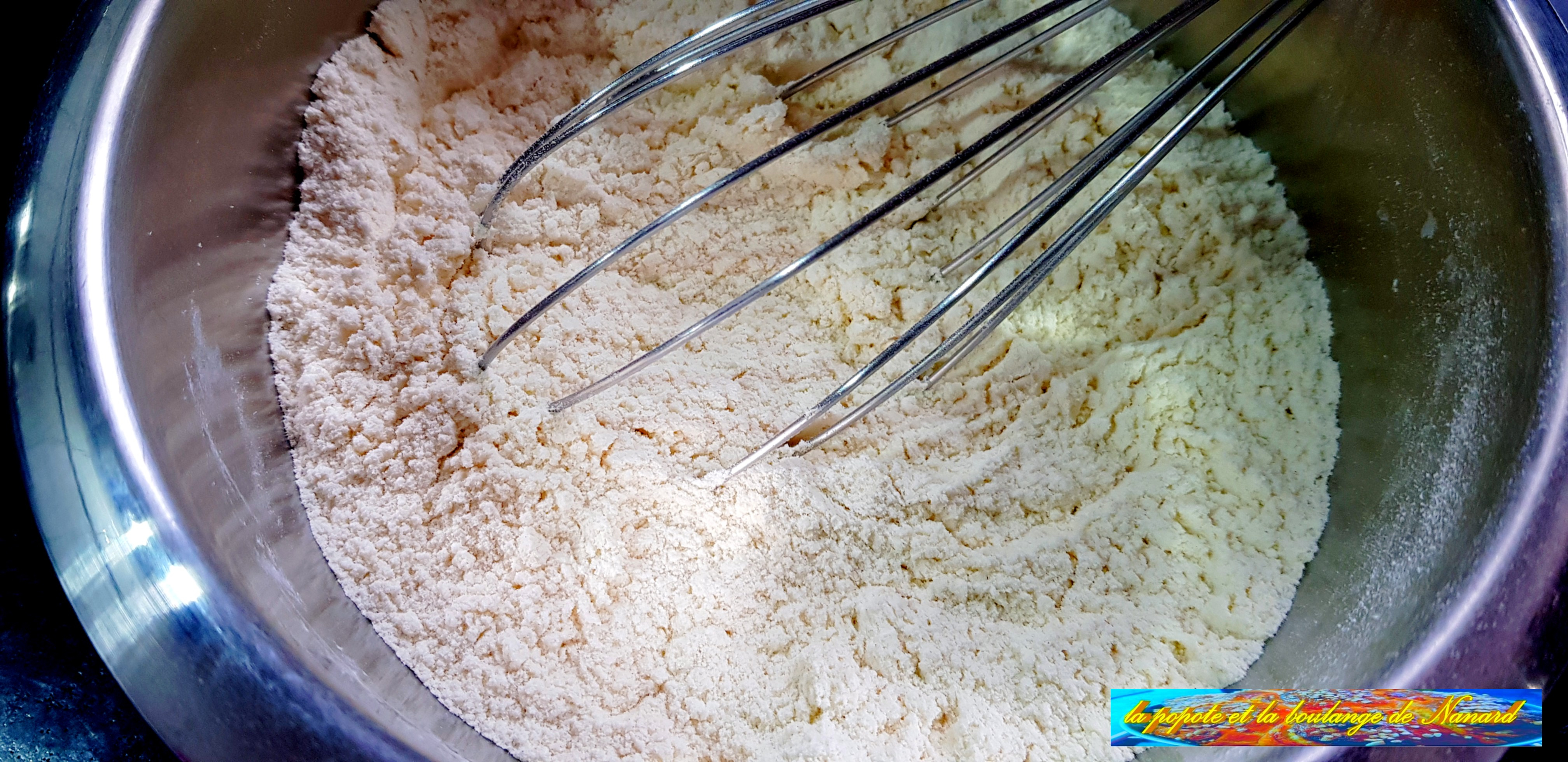 Peser la même quantité de farine puis la mélanger avec la levure dans un grand cul de poule