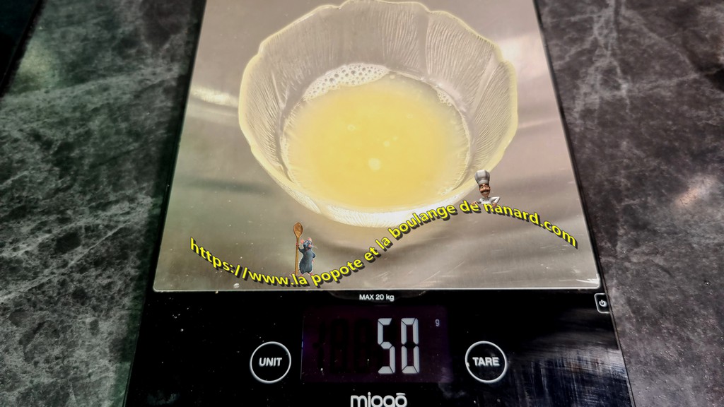 Peser précisément 50 gr de jus de citron jaune