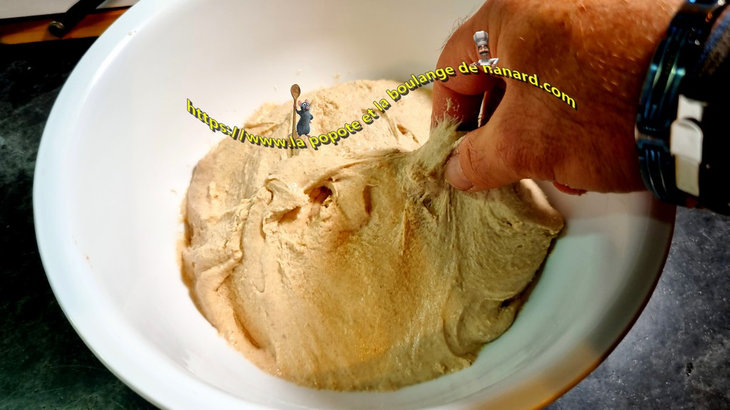 Pincer la pâte avec les doigts pendant 5 minutes