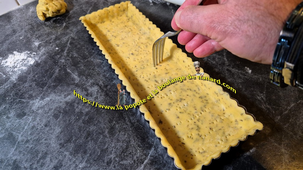 Piquer le fond de pâte à l\\\'aide d\\\'une fourchette