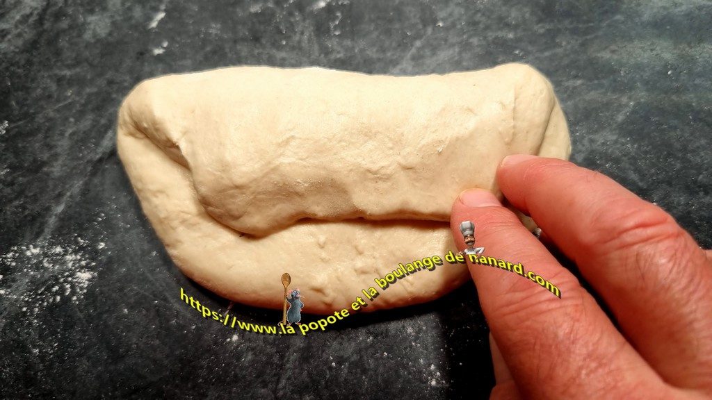 Plier le bord supérieur aux deux tiers de la pâte