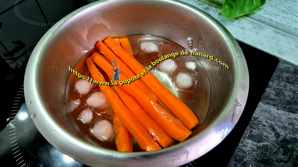 Plonger immédiatement les carottes dans l\\\'eau glacée pour fixer la couleur