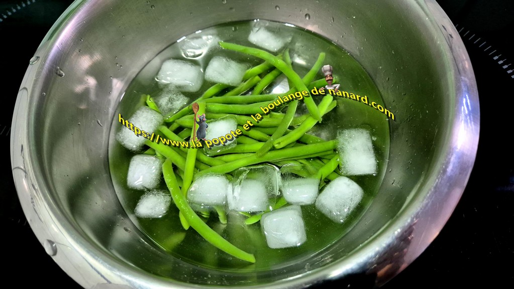 Plonger immédiatement les haricots verts dans l\\\'eau glacée pour fixer la couleur