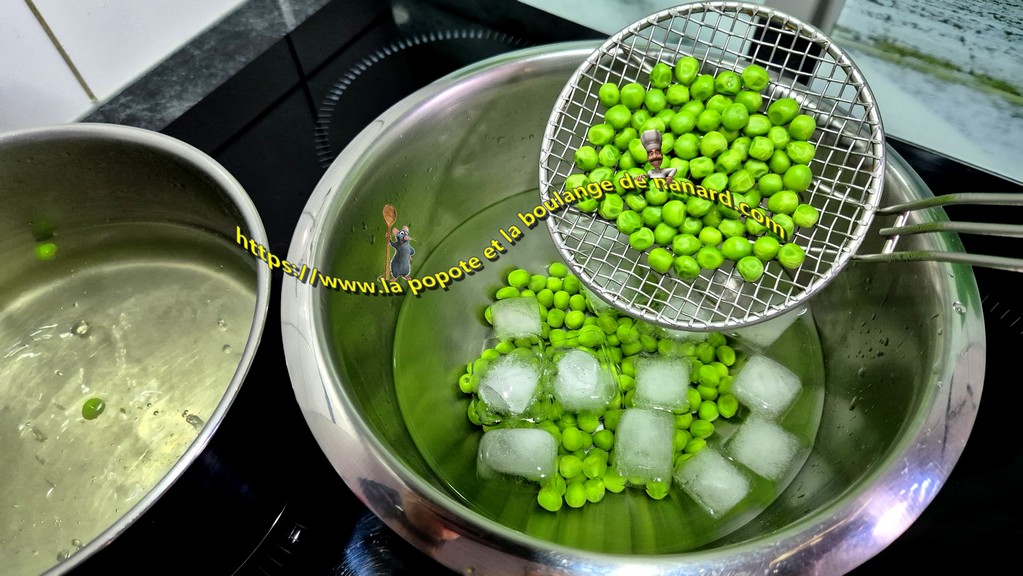 Plonger immédiatement les petis pois dans l\\\'eau glacée pour fixer la couleur