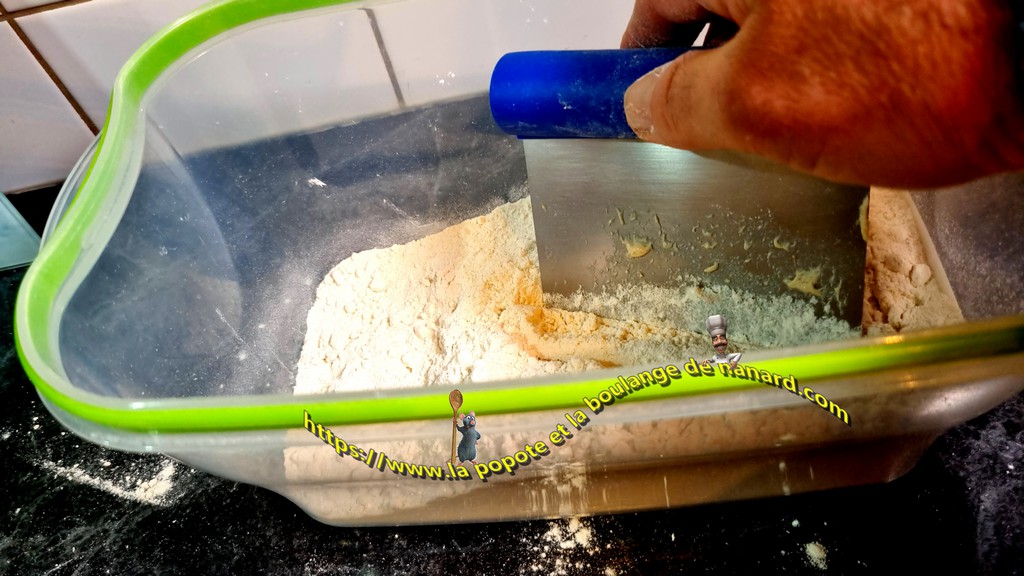 Plonger le coupe pâte dans la farine  si la pâte est encore trop collante